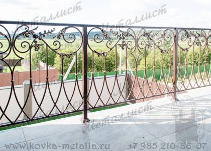 Ограждение балкона снаружи дома (АРТ-7W3DAN3G2J)