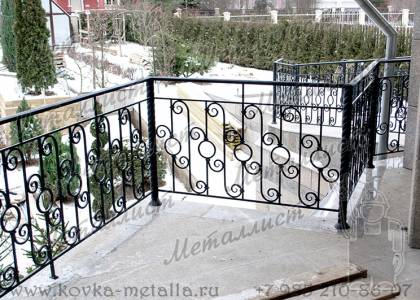 Перила кованые на балкон: виды дизайна с фото